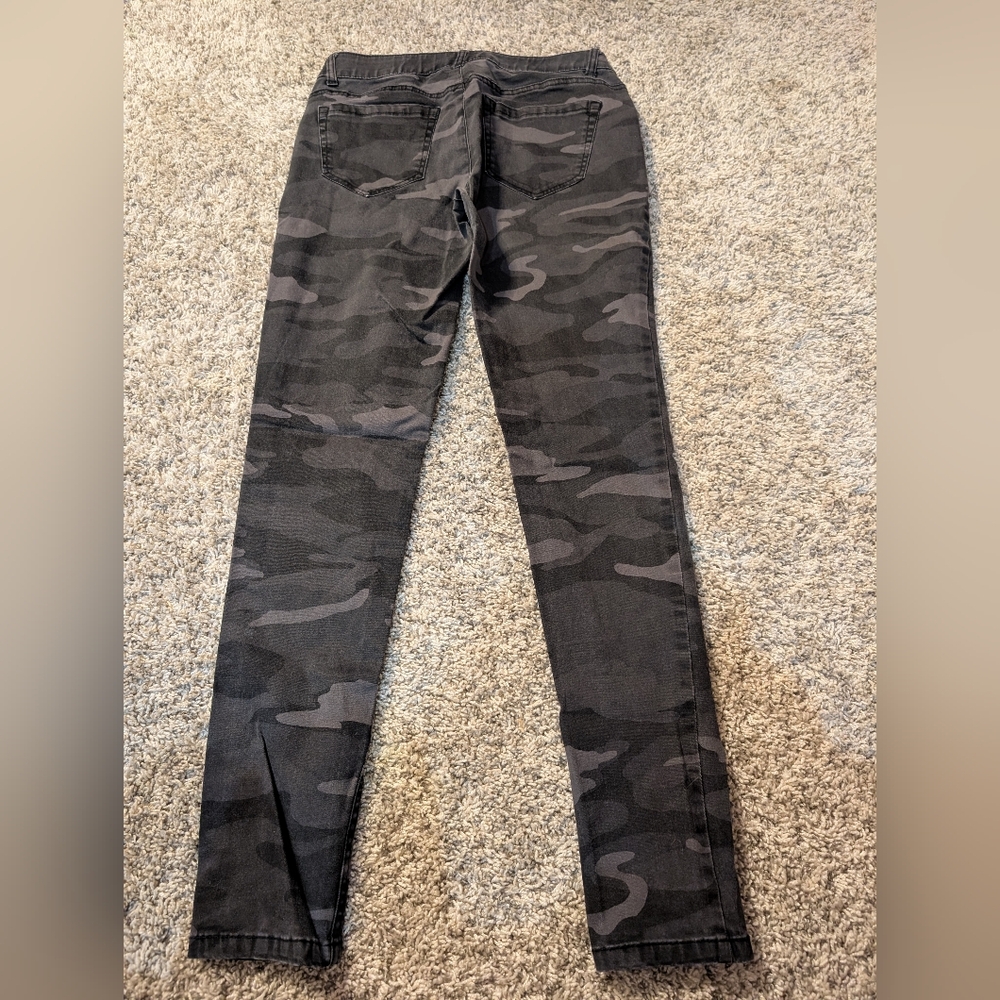 Last Sale. Camo Pant.